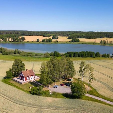 Gard Med Egen Sjoe Med Bryggbat, Nyrenoverat! Katrineholm község Kültér fotó