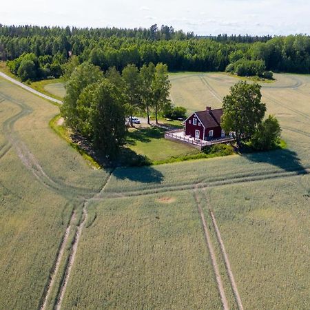 Gard Med Egen Sjoe Med Bryggbat, Nyrenoverat! Katrineholm község Kültér fotó