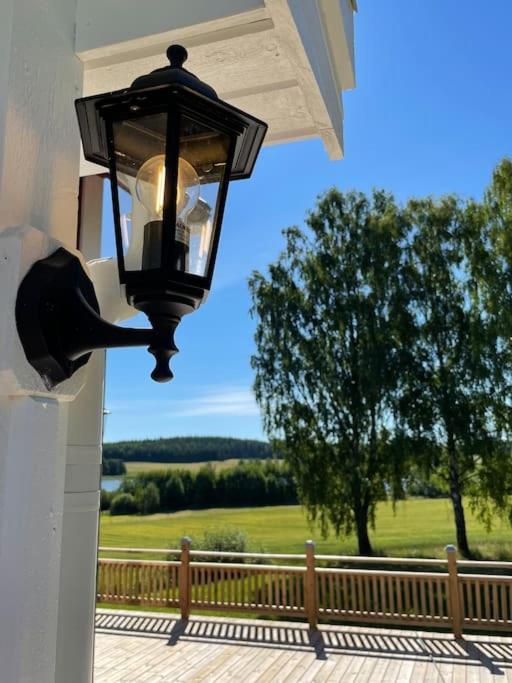 Gard Med Egen Sjoe Med Bryggbat, Nyrenoverat! Katrineholm község Kültér fotó