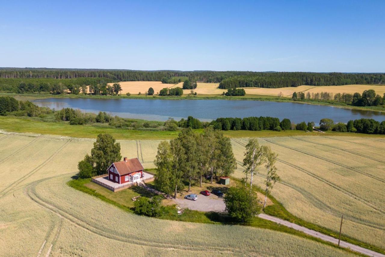 Gard Med Egen Sjoe Med Bryggbat, Nyrenoverat! Katrineholm község Kültér fotó