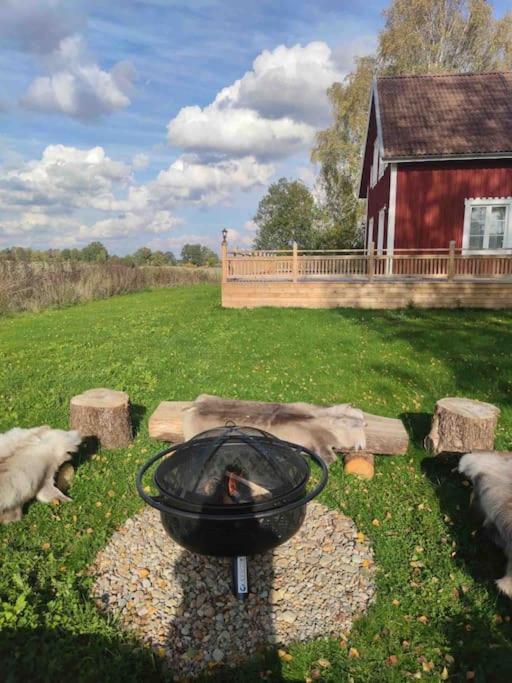 Gard Med Egen Sjoe Med Bryggbat, Nyrenoverat! Katrineholm község Kültér fotó