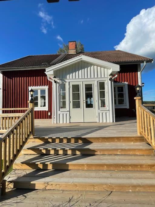 Gard Med Egen Sjoe Med Bryggbat, Nyrenoverat! Katrineholm község Kültér fotó