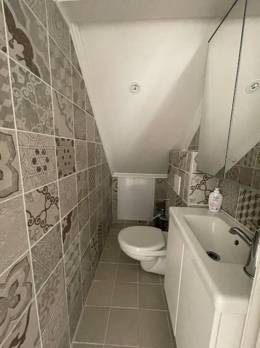 Gard Med Egen Sjoe Med Bryggbat, Nyrenoverat! Katrineholm község Kültér fotó