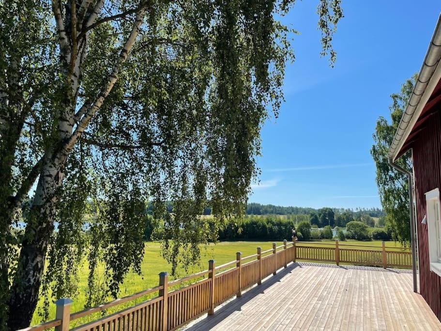 Gard Med Egen Sjoe Med Bryggbat, Nyrenoverat! Katrineholm község Kültér fotó