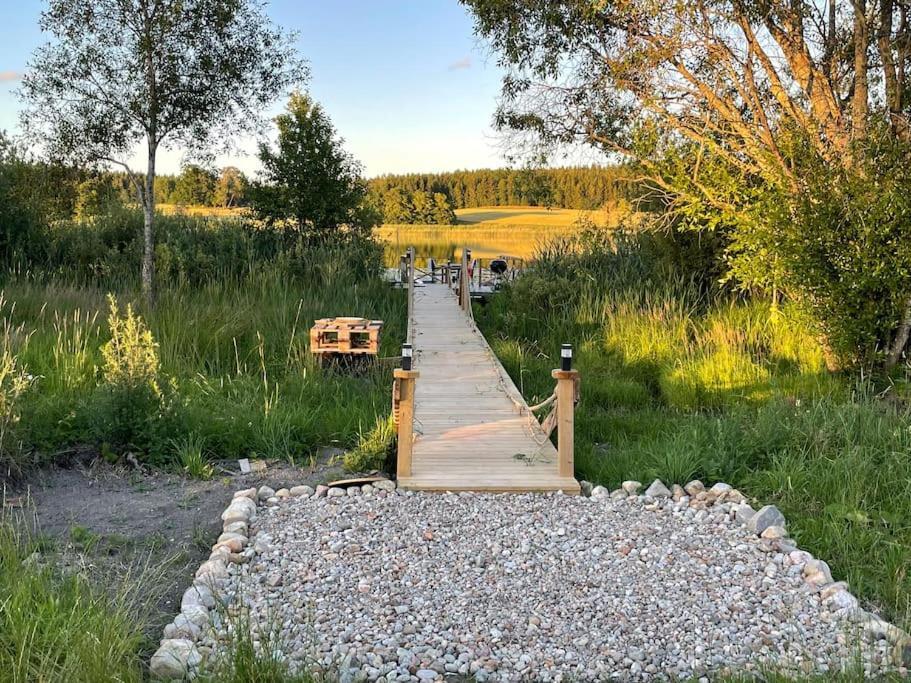 Gard Med Egen Sjoe Med Bryggbat, Nyrenoverat! Katrineholm község Kültér fotó