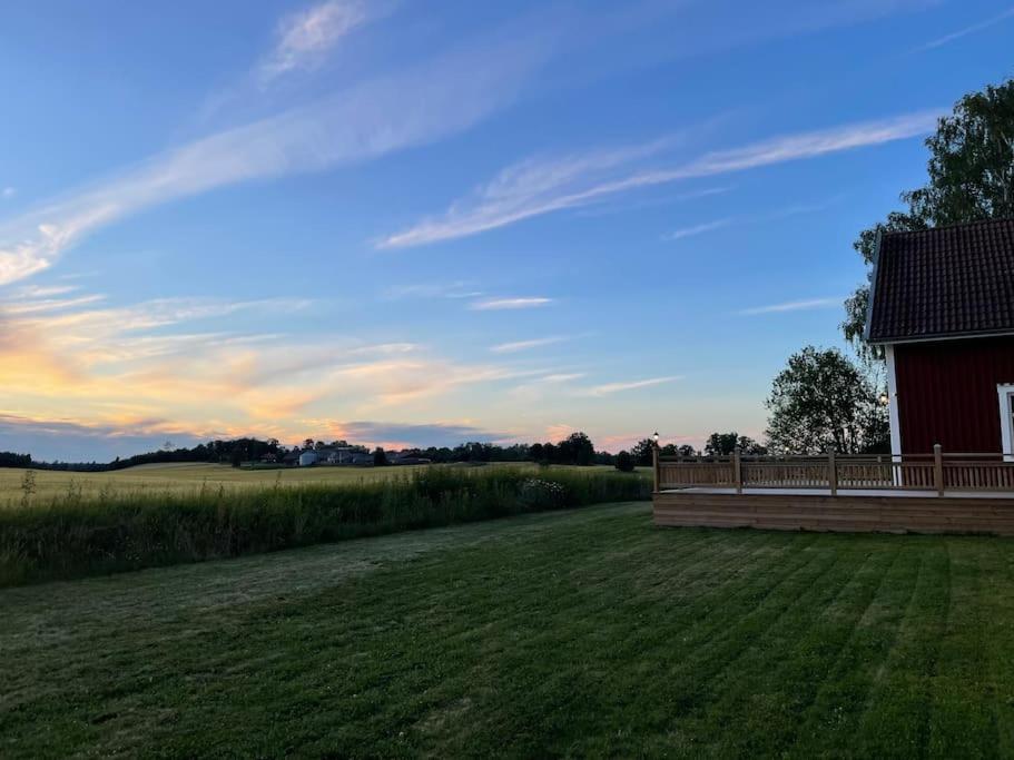 Gard Med Egen Sjoe Med Bryggbat, Nyrenoverat! Katrineholm község Kültér fotó