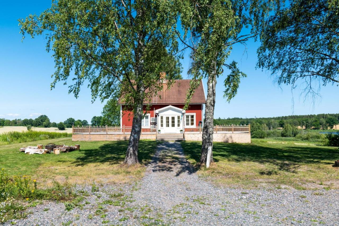 Gard Med Egen Sjoe Med Bryggbat, Nyrenoverat! Katrineholm község Kültér fotó