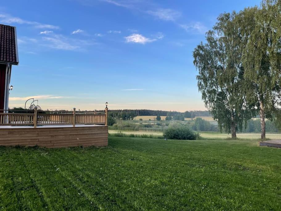Gard Med Egen Sjoe Med Bryggbat, Nyrenoverat! Katrineholm község Kültér fotó