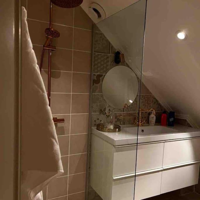 Gard Med Egen Sjoe Med Bryggbat, Nyrenoverat! Katrineholm község Kültér fotó