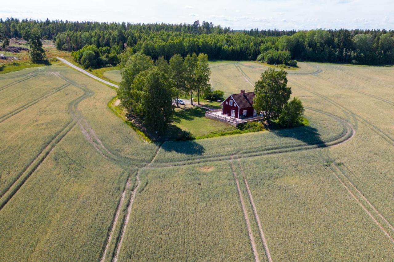 Gard Med Egen Sjoe Med Bryggbat, Nyrenoverat! Katrineholm község Kültér fotó
