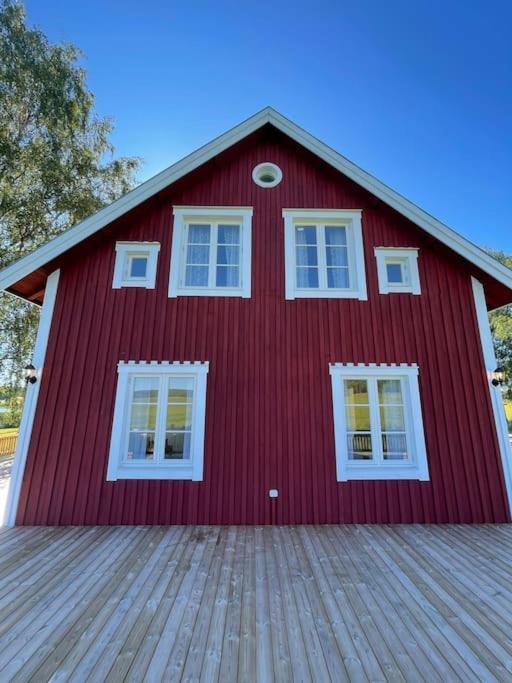 Gard Med Egen Sjoe Med Bryggbat, Nyrenoverat! Katrineholm község Kültér fotó