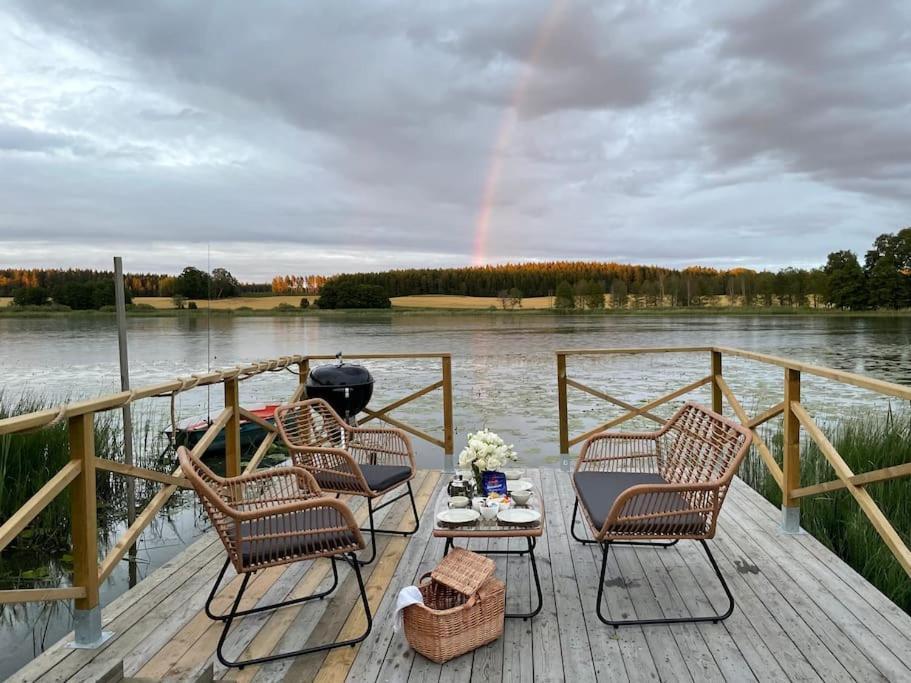 Gard Med Egen Sjoe Med Bryggbat, Nyrenoverat! Katrineholm község Kültér fotó